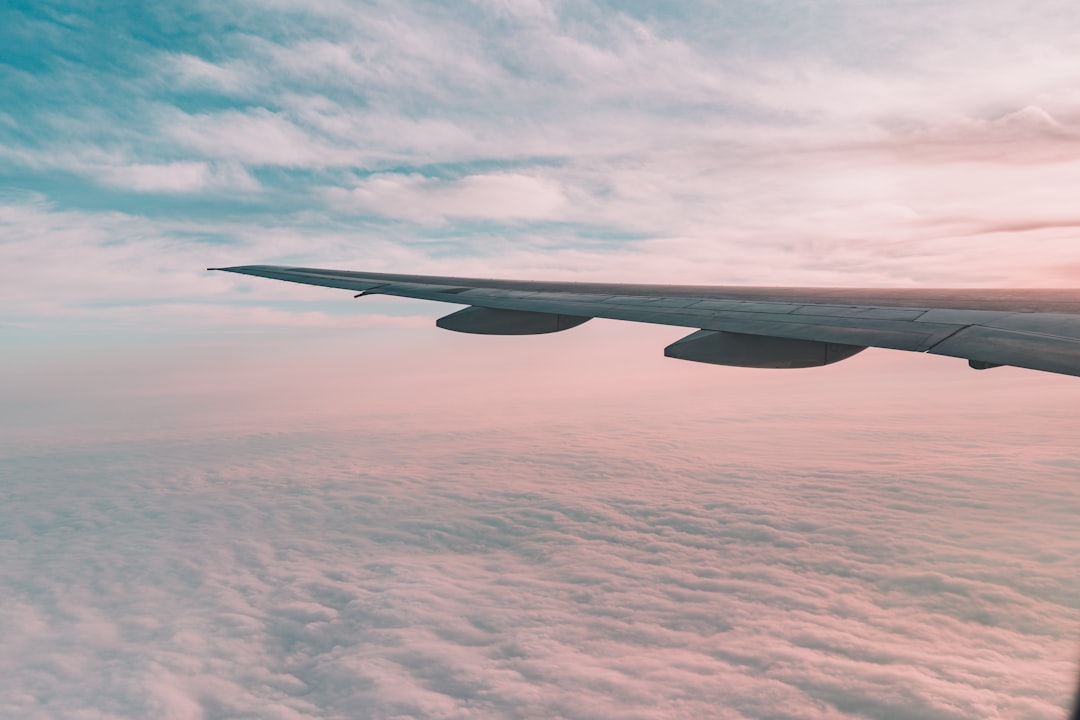 飛行機の翼と空の写真