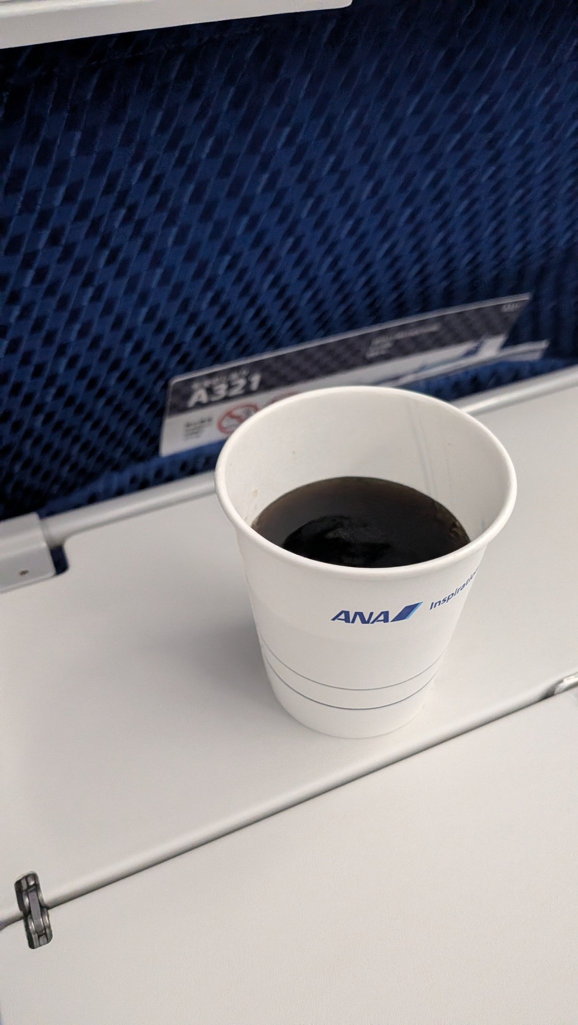 ANA A321の機内テーブルに置いたコーヒー