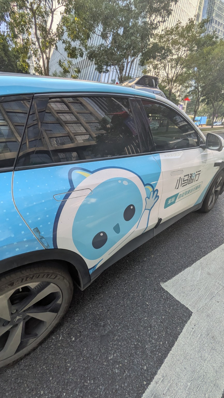 深圳で乗車した小馬智行の水色と白のRobotaxiの車体。あすぱら本人撮影