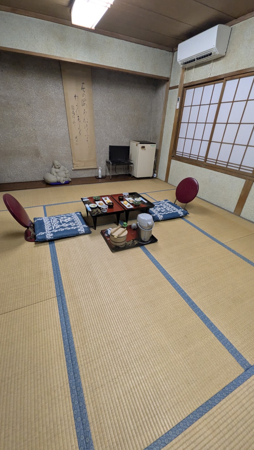 ホテルみやこで2人分の朝食のお膳が用意された畳の部屋